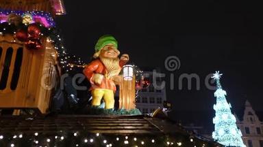 欧洲夜间的圣诞市场。 圣诞树背景有灯光。 五颜六色的侏儒装饰